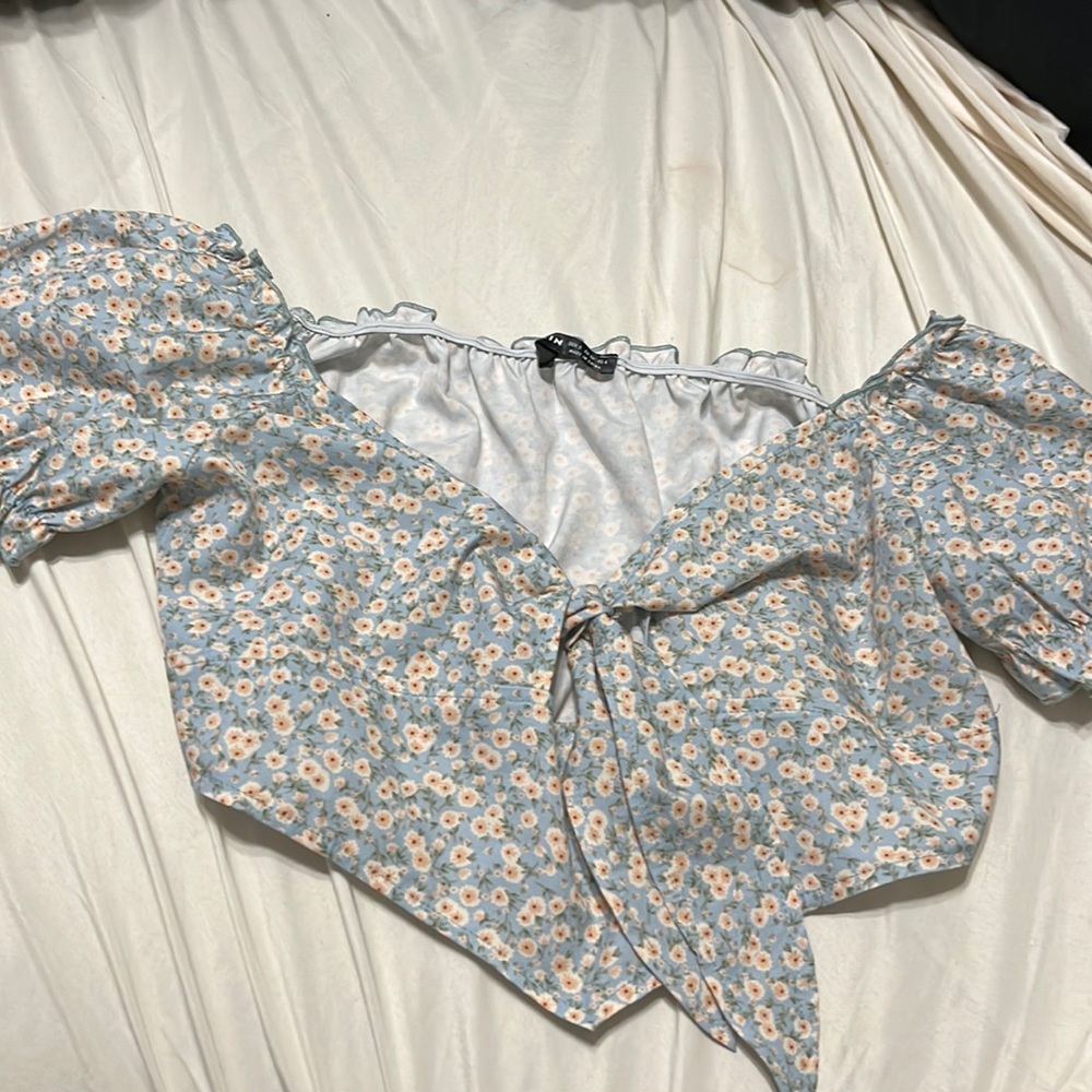 Cottage core cropped top with puffy sleeves.